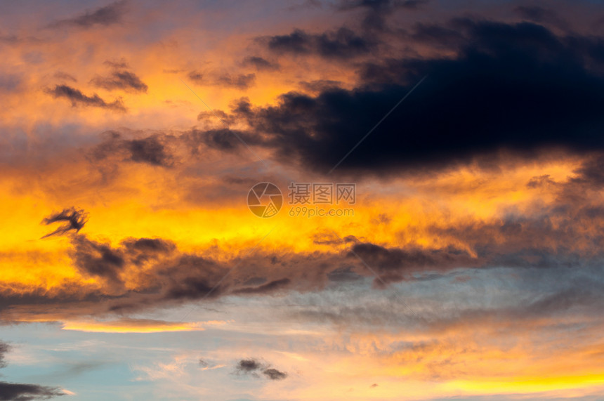 有云的戏剧天空风景场景季节橙子日落黄色戏剧性天气红色阳光图片
