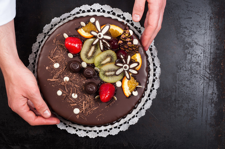 忏悔者和他的蛋糕生日奢华糕点礼物奇异果圆圈水果手工食物巧克力图片