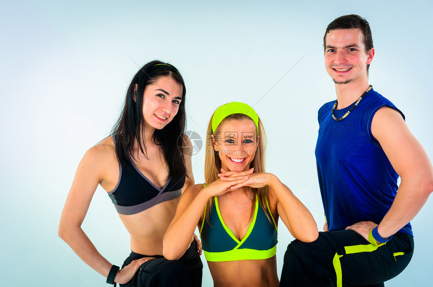 引人自豪的健身教练小组金发女士运动快乐健身房团体喜悦椅子男人舞蹈图片