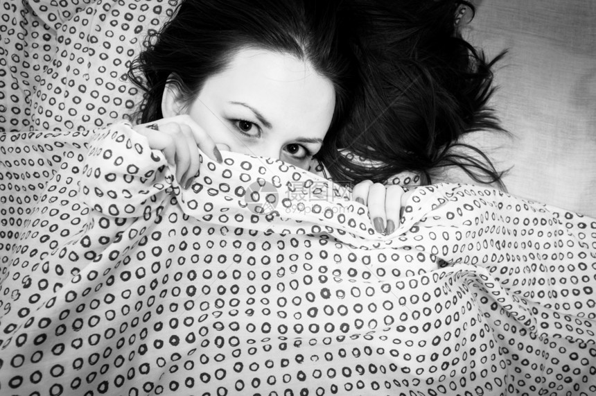 床上的年轻女人女孩休息黑色枕头卧室白色女性眼睛女士头发图片