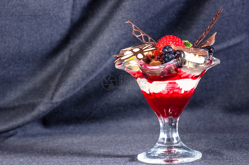 特写美味的甜点用餐盘子巧克力水果宏观小吃生活香草玻璃杯子图片