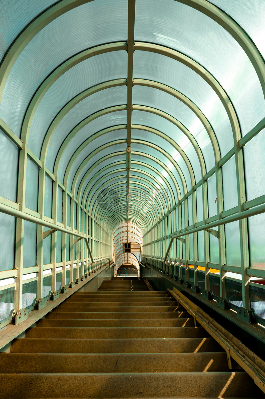 灯光明亮的走廊楼梯通道窗户蓝色门厅建筑大厅隧道车站棕色图片