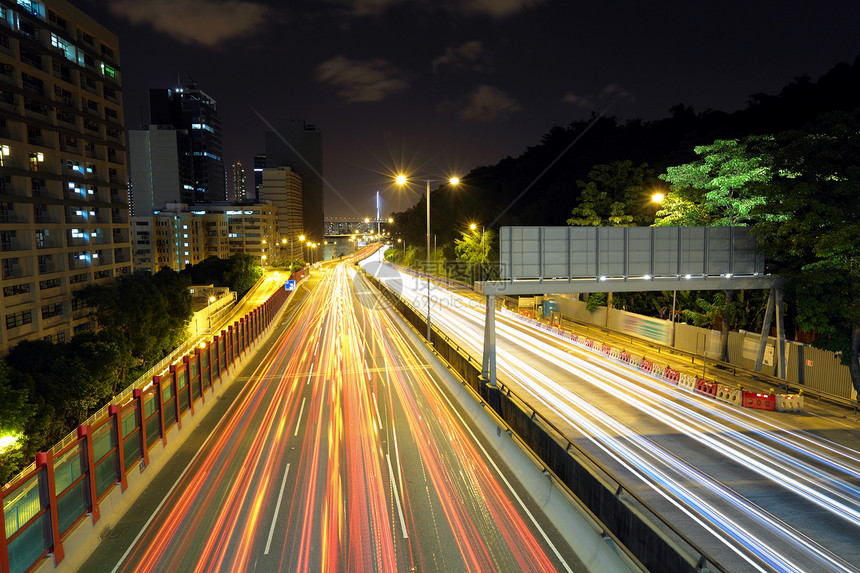 夜间公路踪迹首都场景城市摩天大楼沥青旅行建筑车辆速度图片