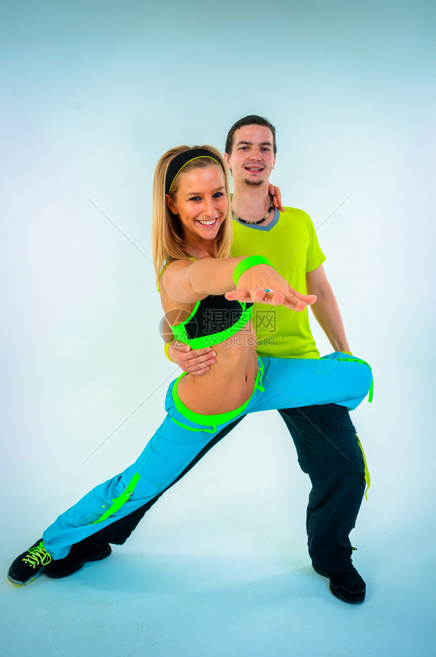与两名年轻教练员共舞舞蹈女孩男人喜悦快乐训练重量乐趣女士幸福图片