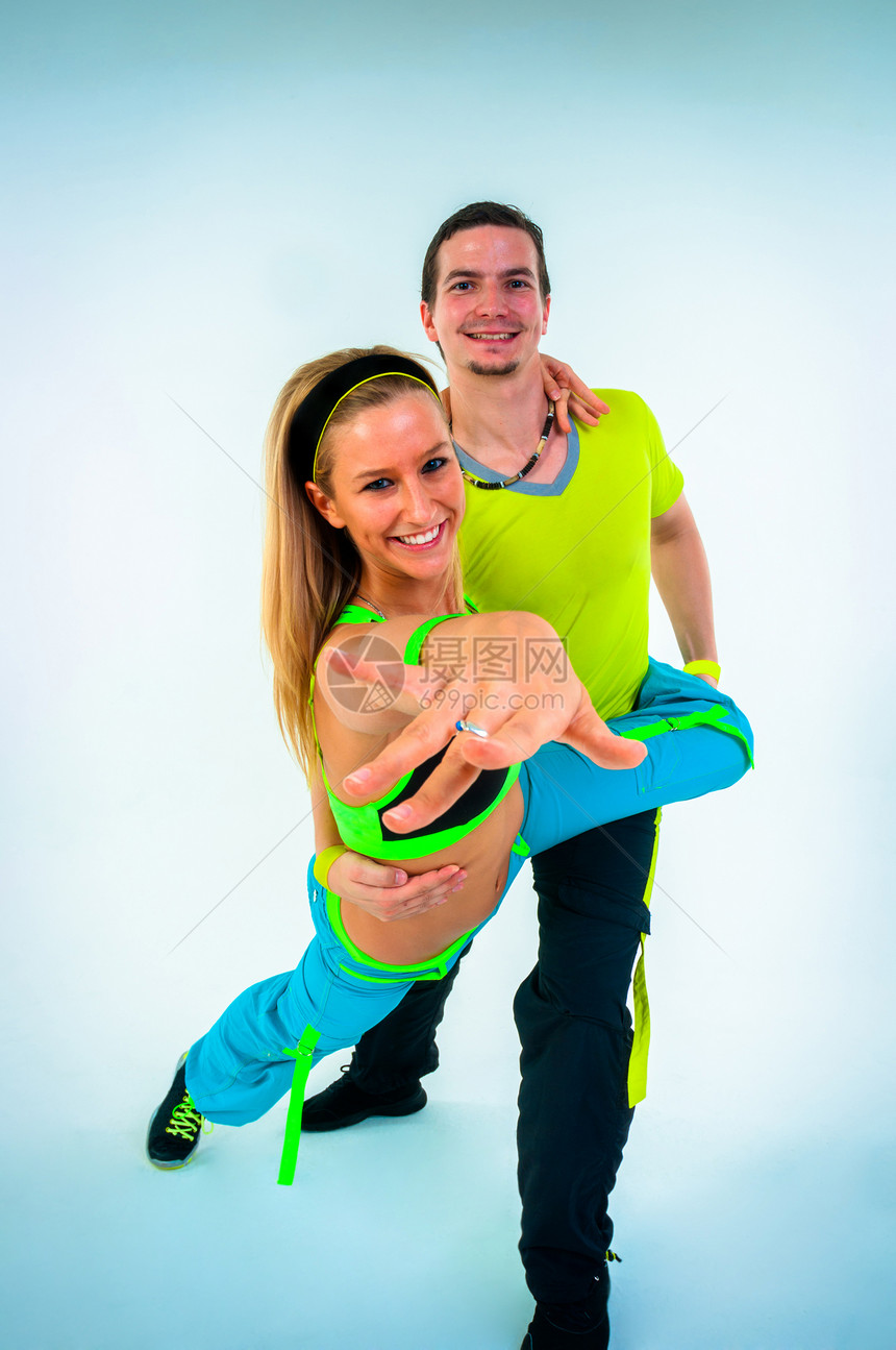 与两名年轻教练员共舞舞蹈重量喜悦身体幸福蓝色金发女性男人团体图片