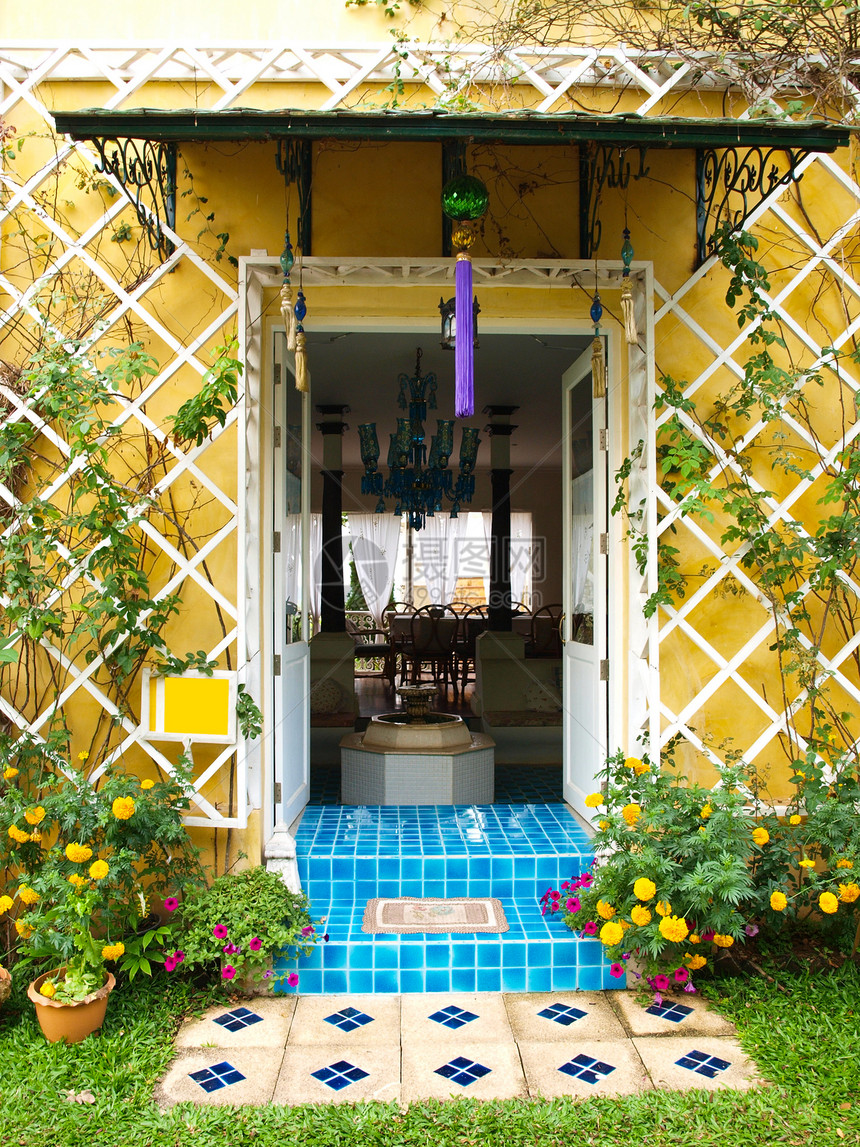 黄色房子墙 门和花敞开背景照明入口小地毯墙纸花瓶喷泉住宅木头图片