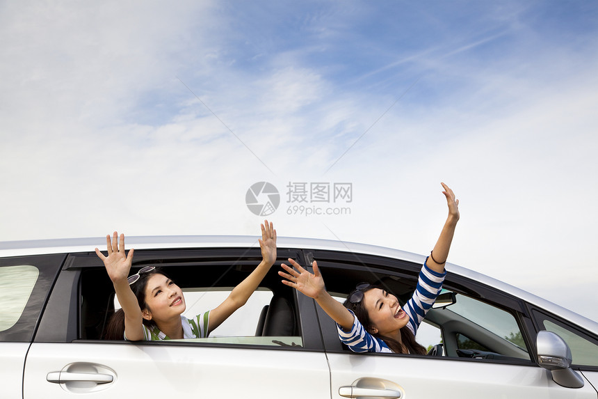 快乐的女孩在车里 享受假期图片