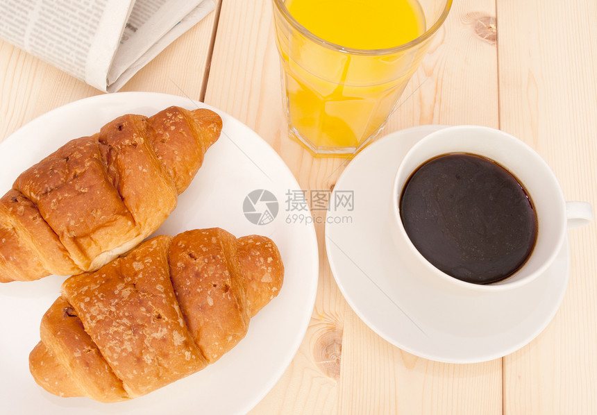 早餐木头食物糕点面包杯子橙子报纸桌子咖啡盘子图片
