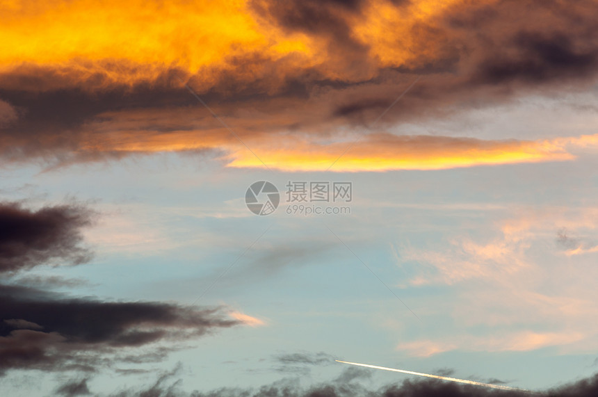 有云的戏剧天空季节旅行戏剧性日落阳光天堂风景黄色蓝色云景图片