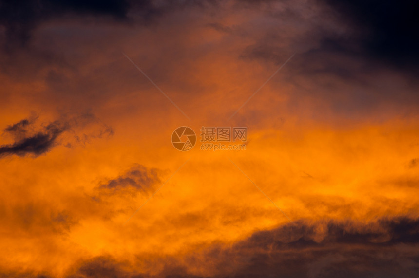 有云的戏剧天空黄色场景天气红色日落天堂橙子戏剧性阳光风景图片
