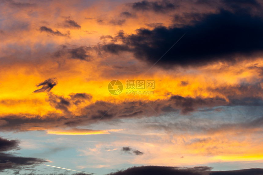 有云的戏剧天空季节风景橙子戏剧性天堂日落黄色蓝色阳光旅行图片