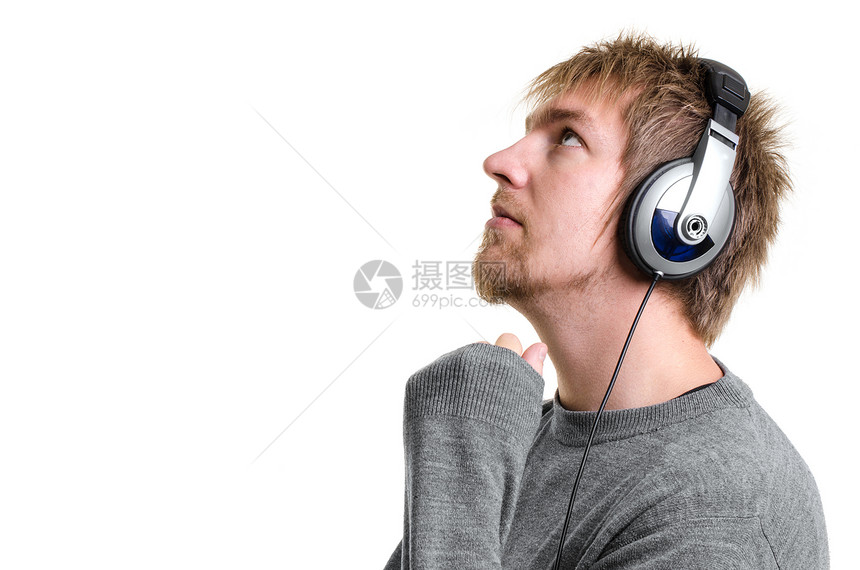 带耳机的年轻人岩石男性音乐钥匙立体声收音机喜悦思考韵律男人图片