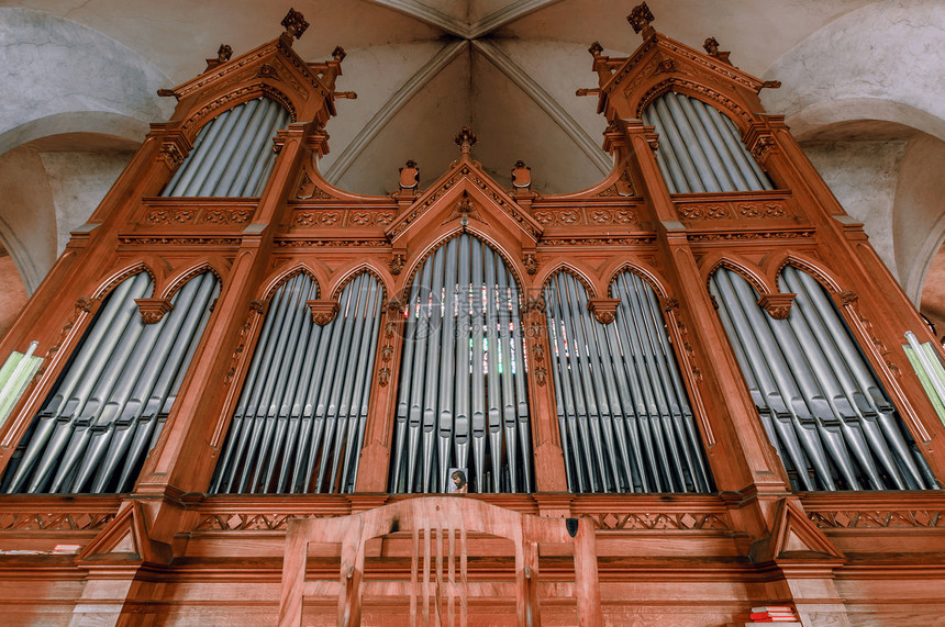 美丽的器官 有很多管子乐器教会金属团体黑色大教堂教堂黄铜木头编钟图片