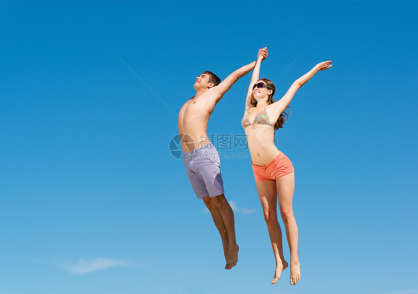 年轻夫妇一起跳跃场地家庭喜悦成人衣服男人幸福乐趣男生夫妻图片