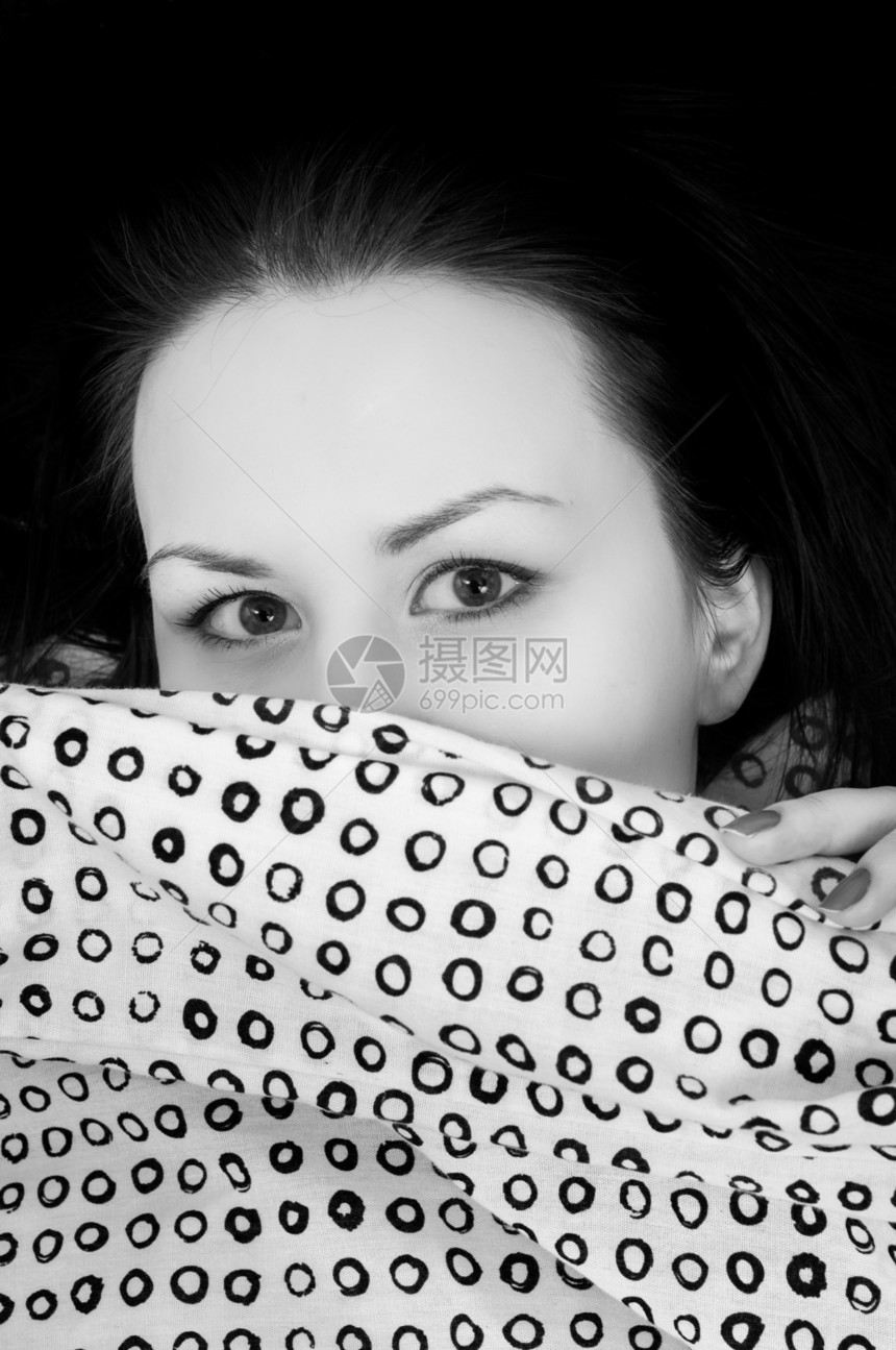 床上的年轻女人女性休息枕头头发卧室白色眼睛女士黑色女孩图片