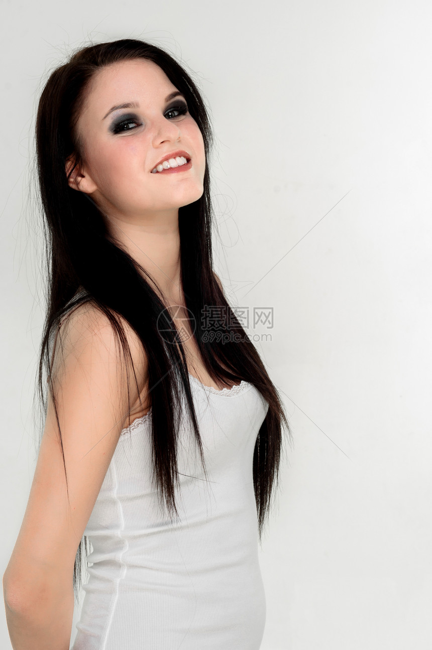 一位美丽的年轻女子的肖像幸福女孩微笑白色化妆品快乐头发女性女士黑色图片