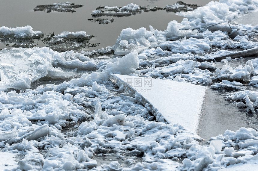 冰冷的冰冰在水面上季节痕迹冰川冻结液体天气水晶蓝色寒冷图片