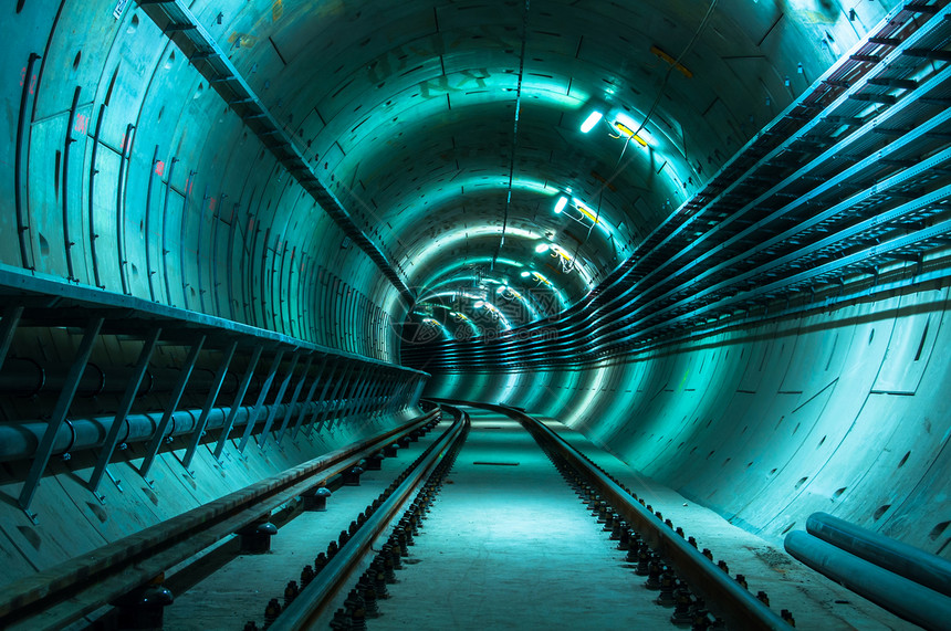 地下有大隧道的地下设施曲线管子建造金属铁路技术工业运输金库管道图片