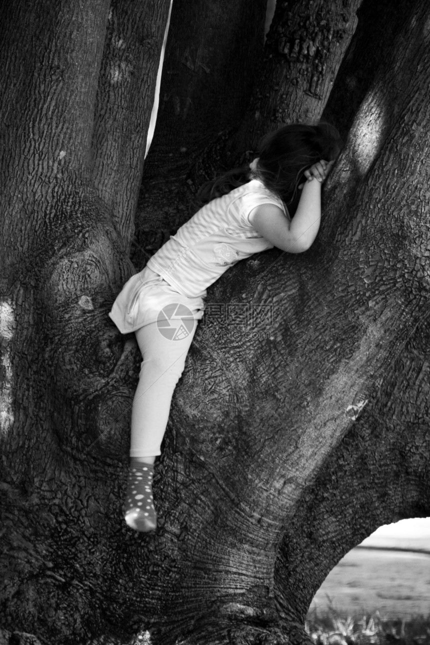 树上年轻女孩公园树干睡眠享受喜悦女性青少年青春期乐趣图片