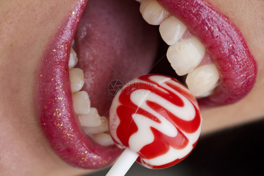 红嘴唇 有棒棒糖女性宏观红色乐趣食物女士牙齿粉色圆形图片