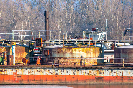 河岸沿岸工业工厂的一部份 包括码头红色建筑森林金属腐蚀筒仓管道旅行背景图片