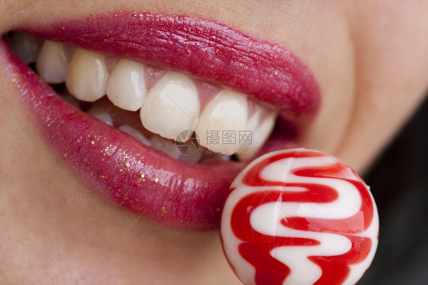 红嘴唇 有棒棒糖红色牙齿粉色宏观女士食物圆形乐趣白色女性图片