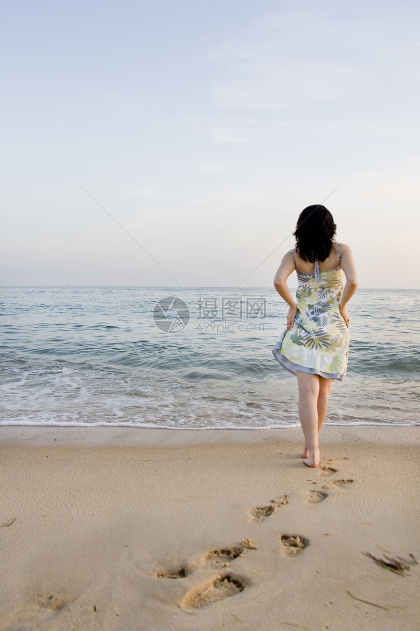 女人尝试水女性海浪泡沫旅行女士海洋假期地平线支撑海岸图片