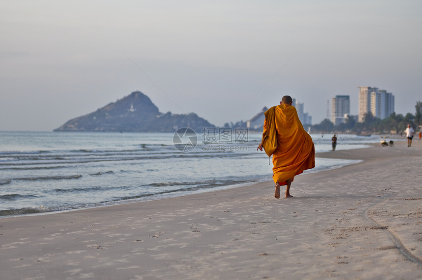 泰国华欣海滩太阳传统佛像生活旅游蓝天天空自由宗教寺庙图片