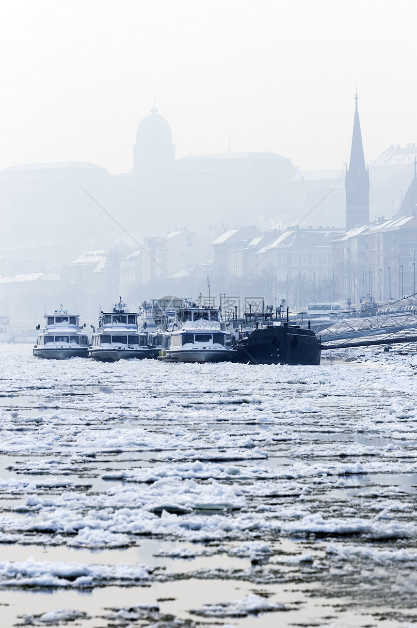 大船在冬天被困在冰里天气寒冷城市船运季节性岩石白色蓝色季节运输图片