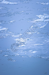 冰冷的冰冰在水面上季节痕迹寒冷天气冻结液体水晶蓝色冰川背景图片