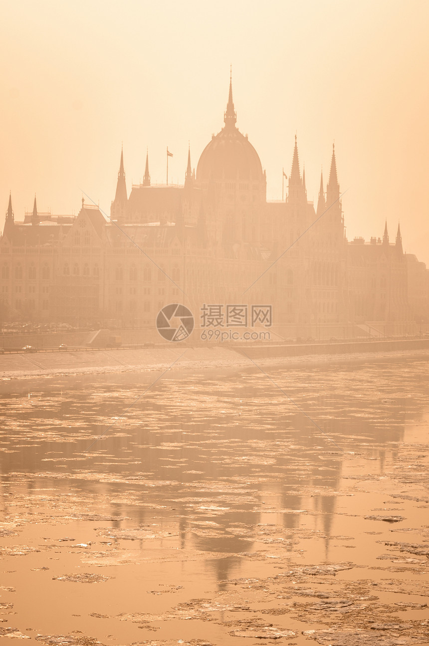 雾中的饥饿的议会阳光日落太阳建筑观光首都地标旅游城堡天空图片