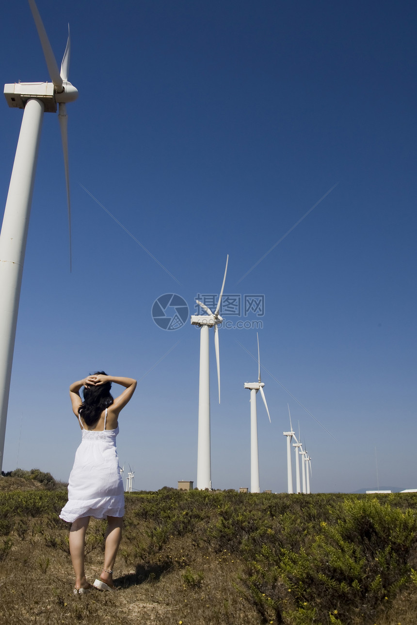 女孩和风车环境场地活力女士涡轮生态生产技术电气风力图片