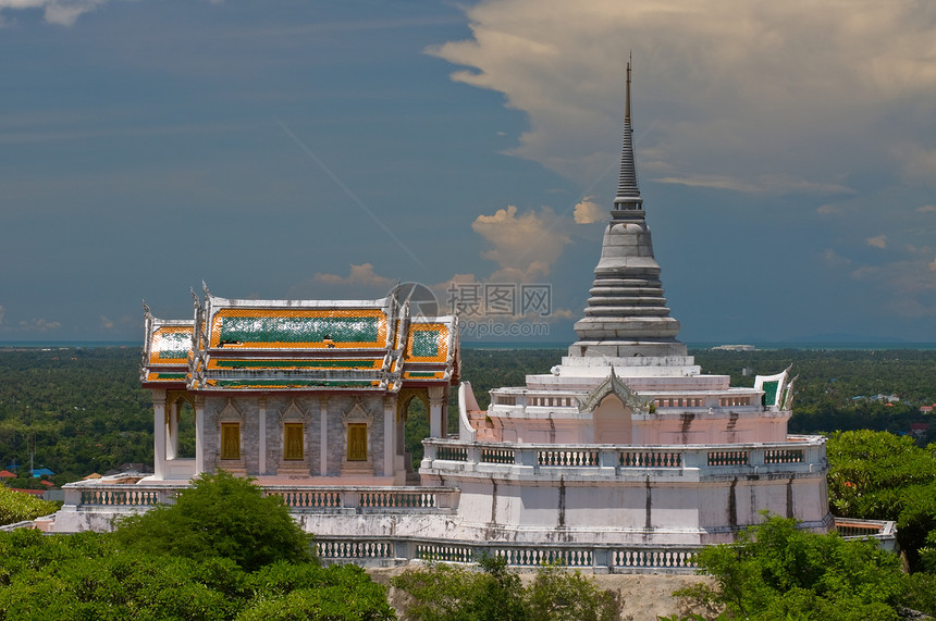 泰国碧武里府的 Wat Thai地标石头金子历史旅游寺庙天空宗教旅行蓝色图片