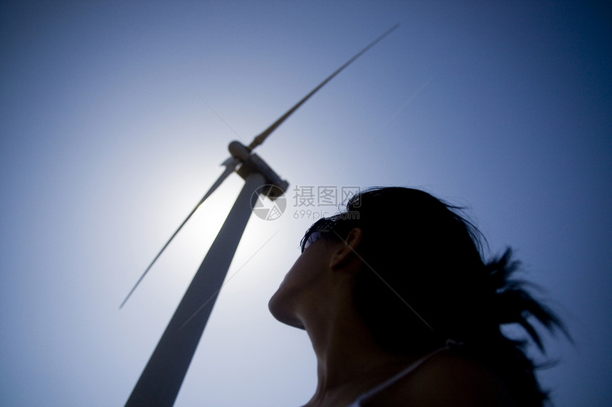 女孩和风车生态环境电气旋转绿色资源工业女士涡轮力量图片