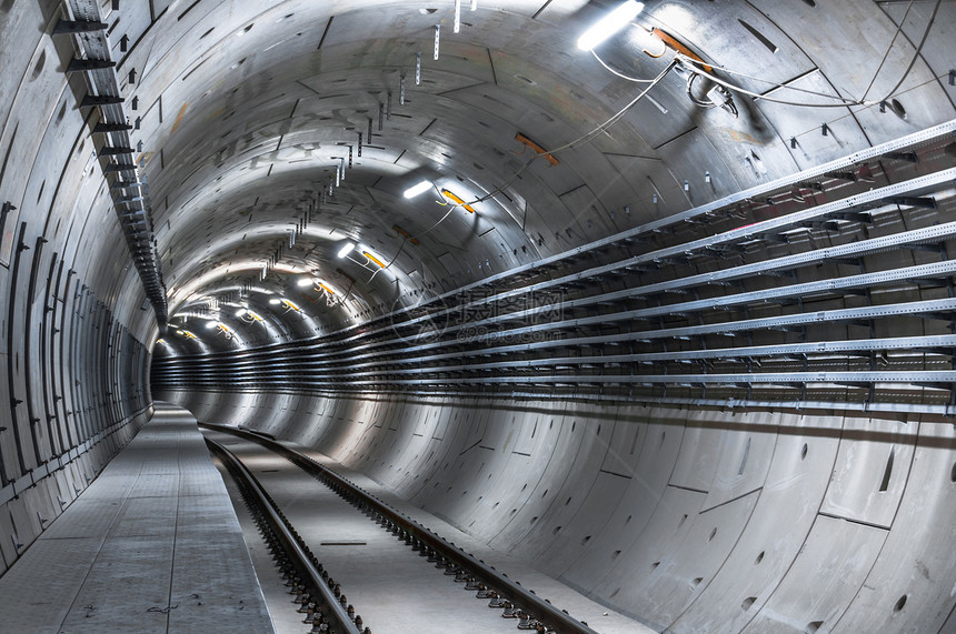 地下有大隧道的地下设施金库白色建造铁路工业金属管道技术曲线运输图片