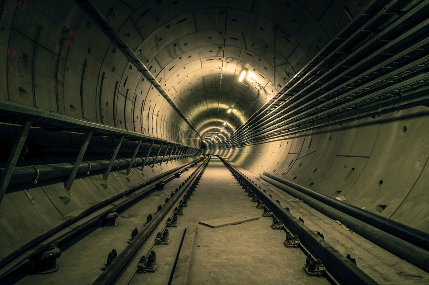 地下有大隧道的地下设施管道工业金属铁路管子技术运输金库图片