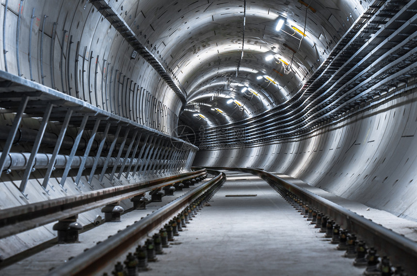 地下有大隧道的地下设施管子曲线金属铁路技术白色建造管道工业运输图片