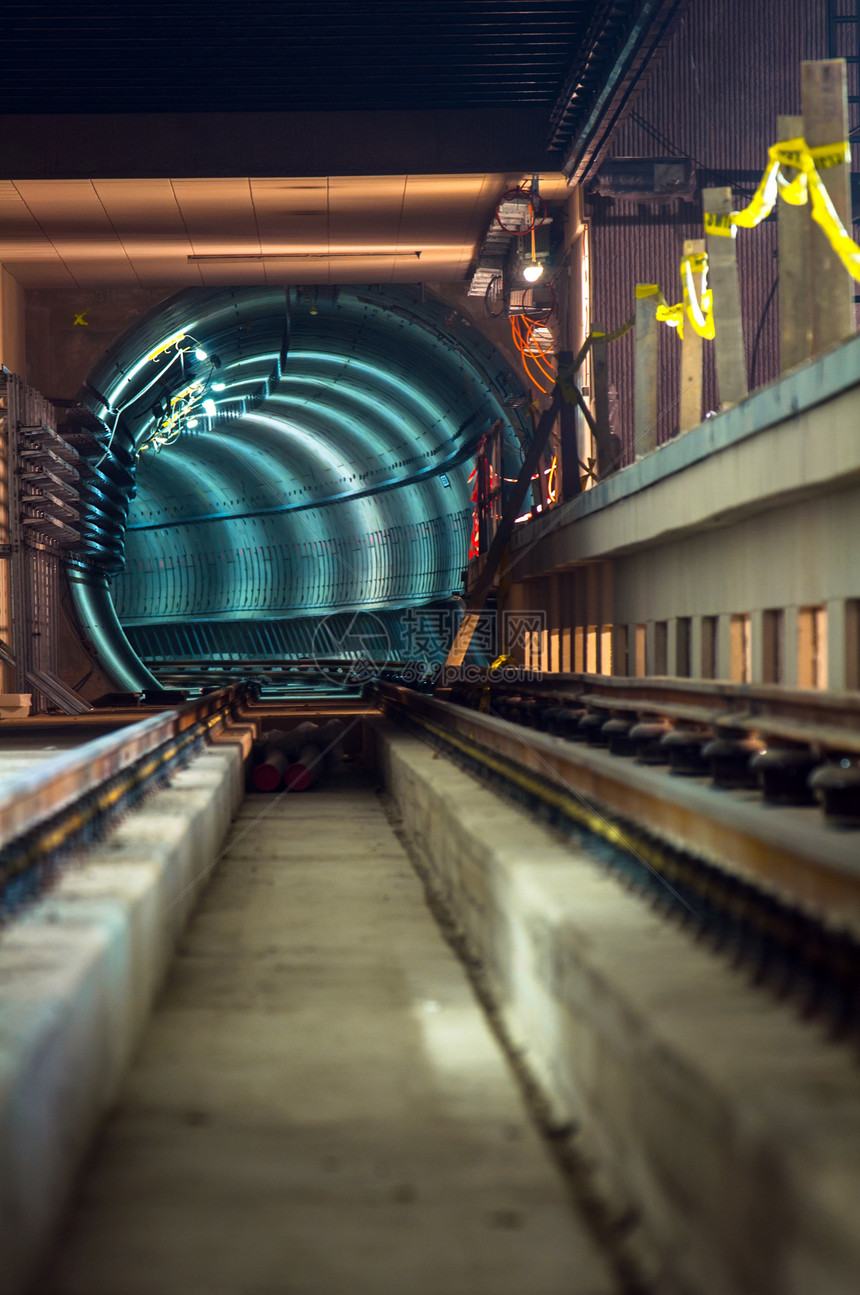 地下有大隧道的地下设施技术管子管道铁路金属金库运输曲线工业建造图片