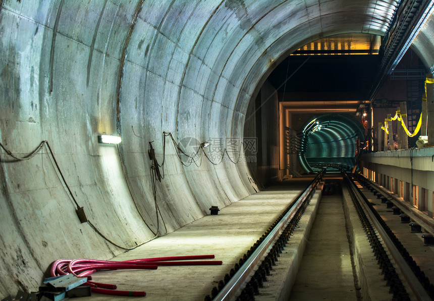 地下有大隧道的地下设施金属管子铁路运输工业技术管道灰色白色图片