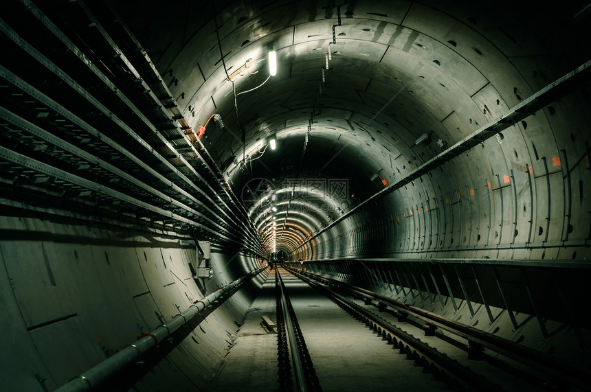 地下有大隧道的地下设施管子铁路运输技术金属金库管道工业图片