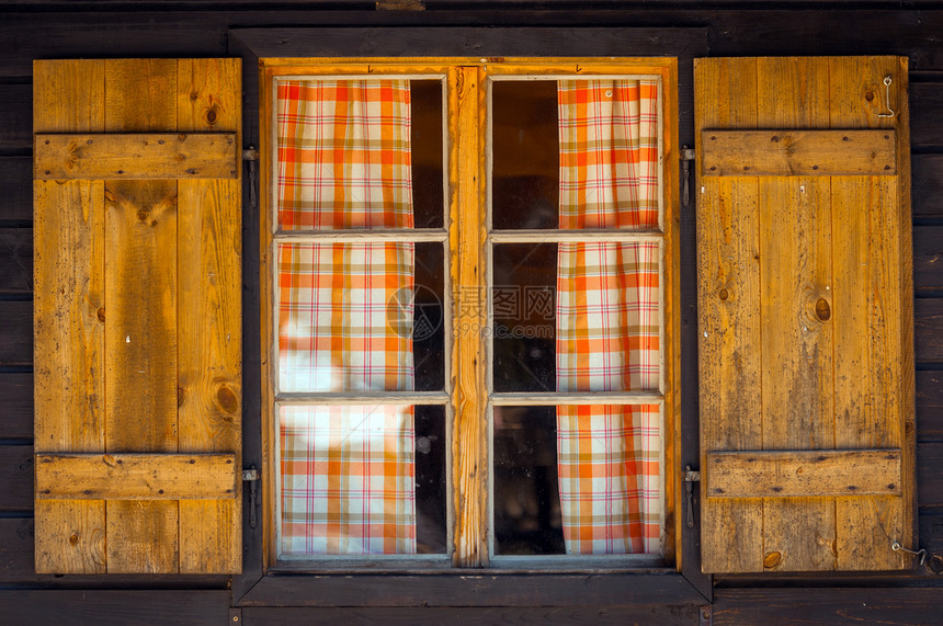 有窗户的小木小木屋红色框架木头建筑学橙子小屋棕色住宅建筑窗帘图片