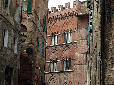 锡耶纳     中世纪气候和特质颜色双孔房子红砖风景城市违约细节街道建筑背景