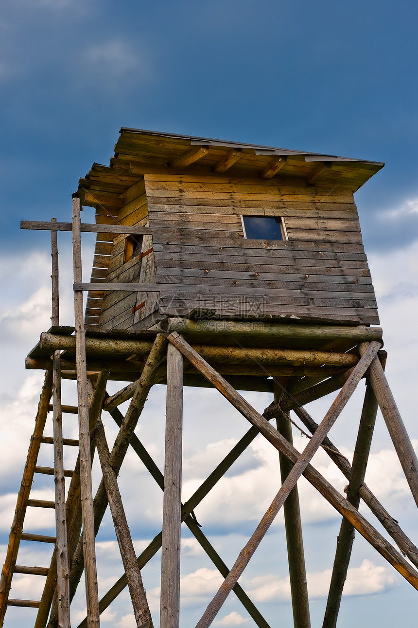 用于打猎的小小屋多云绿色日落建筑森林木头天空小屋图片