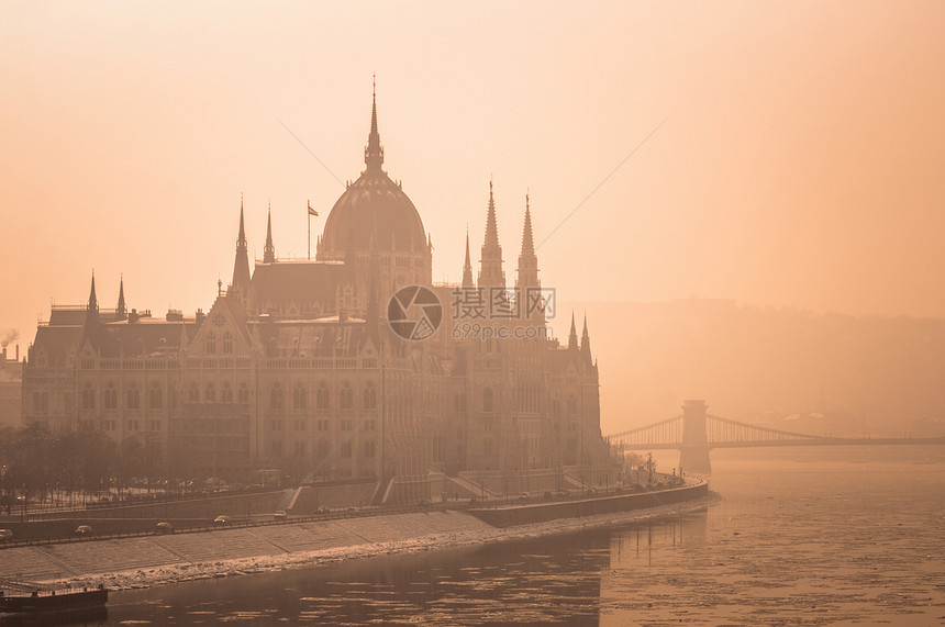 雾中的饥饿的议会游客天空日落建筑阳光首都地标旅游害虫教会图片