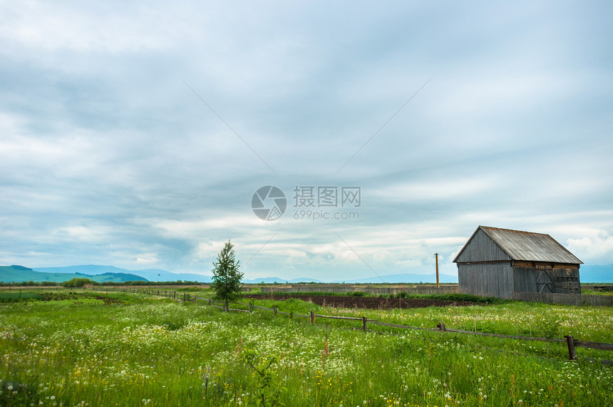 蓝色天空的小小屋图片