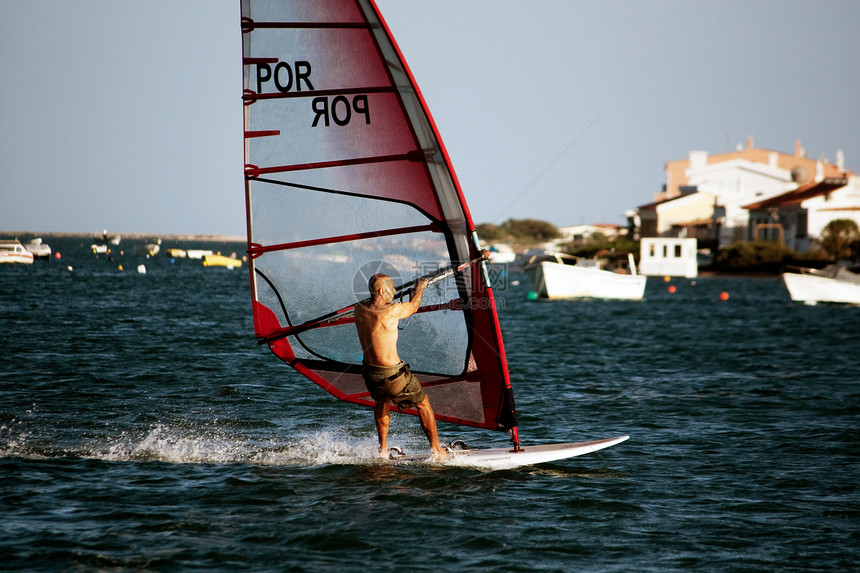 风浪运动红色男人玩家风帆速度男性航行冲浪者行动运动图片