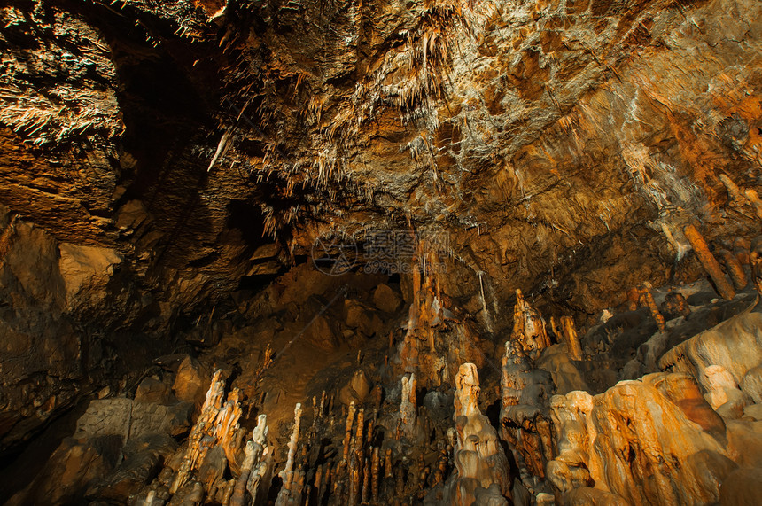 地下照片在洞穴里 有明亮的悬浮钟乳石地标旅行旅游矿物滴石编队地质学石灰石石窟图片