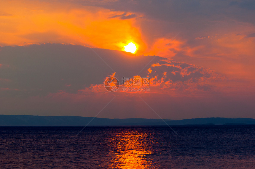 日落在海面天空射线太阳地平线海洋图片