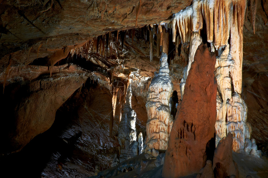 地下照片在洞穴里 有明亮的悬浮旅游矿物滴水石石笋地质学钟乳石旅行地标石窟石灰石图片