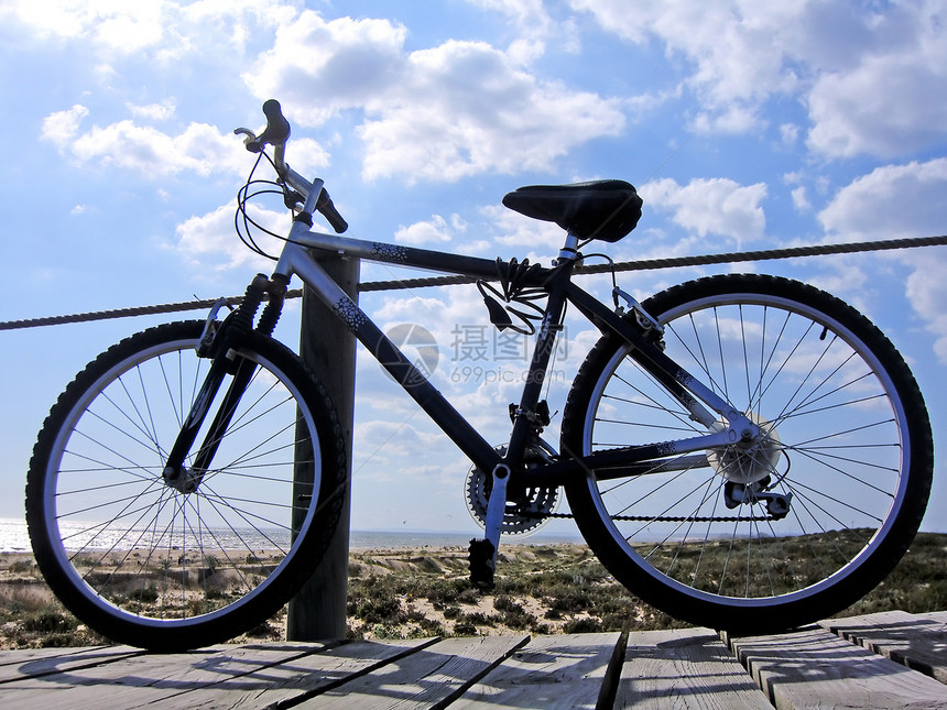 海滩上的自行车通道日光白色勘探运动沙丘太阳轮子旅行天空图片